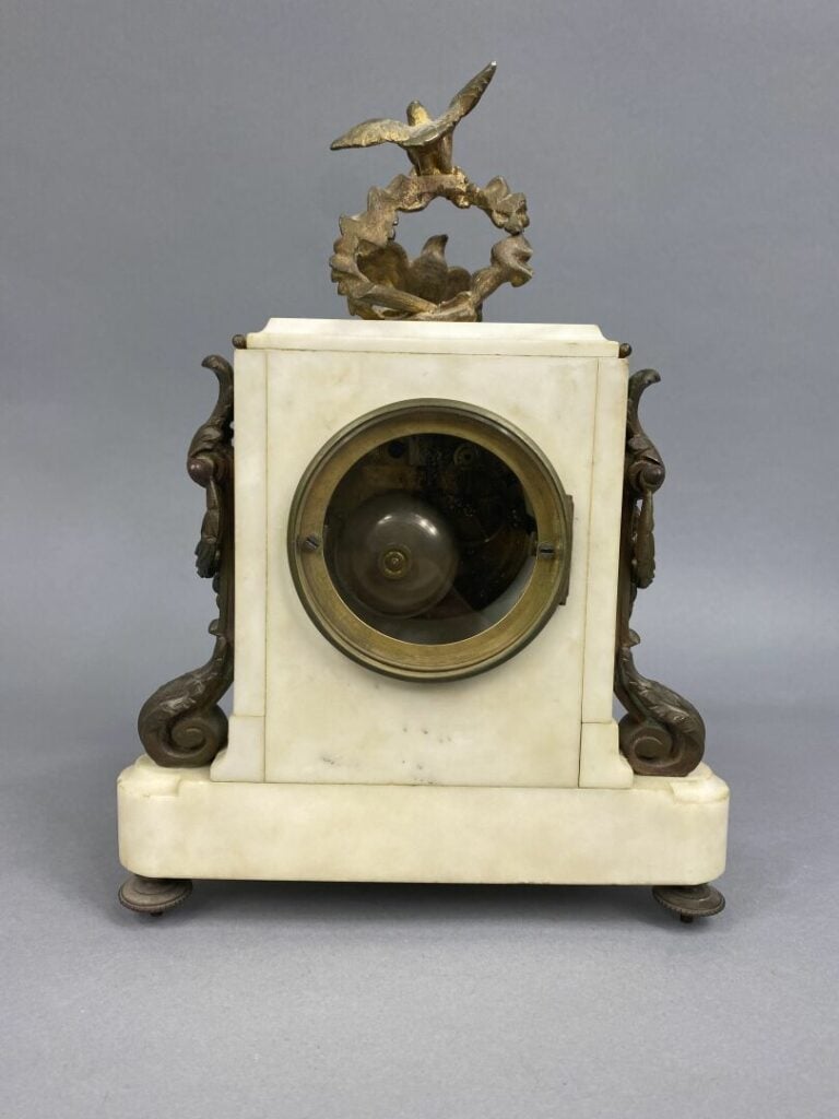 Pendule borne en marbre blanc et ornements de bronze et métal doré à décor de r…