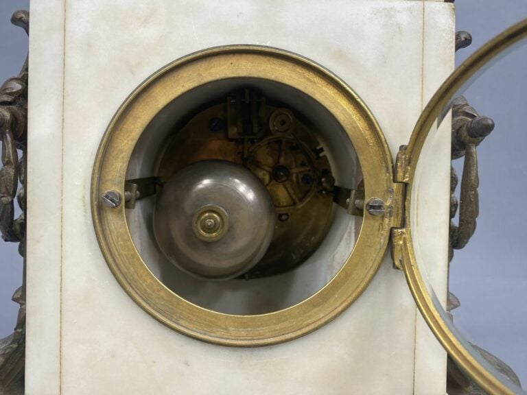 Pendule borne en marbre blanc et ornements de bronze et métal doré à décor de r…