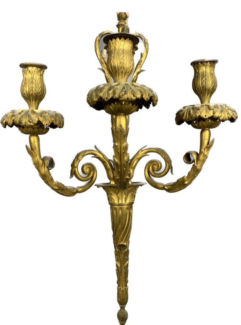 Paire d'appliques en bronze ciselé et doré à trois bras de lumières mouvementés…