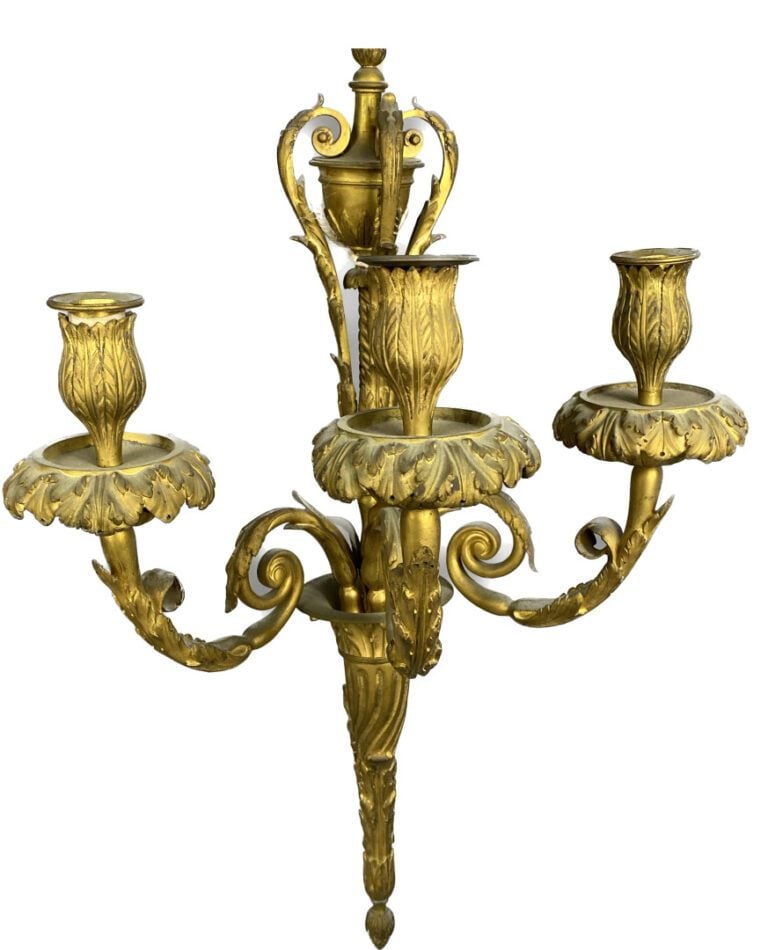 Paire d'appliques en bronze ciselé et doré à trois bras de lumières mouvementés…
