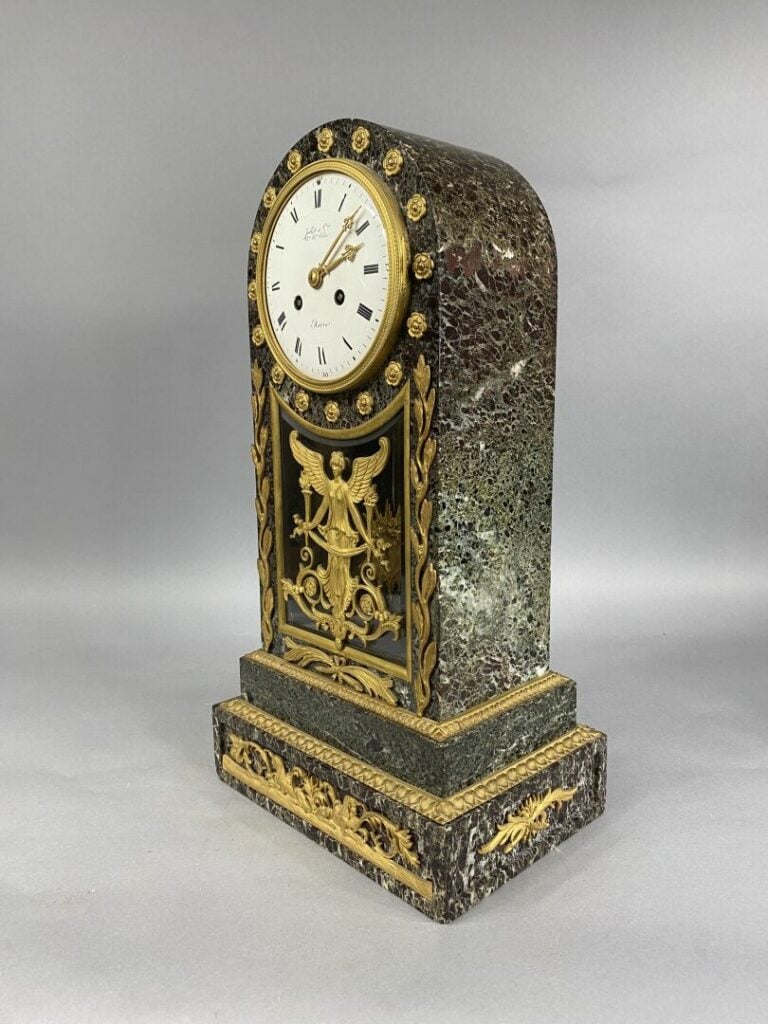 Pendule borne en marbre vert et bronze doré à décor de Renommée et frises de sp…