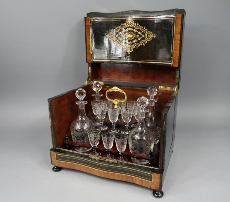 Cave à liqueur en bois de placage à décor de filets marquetés - Epoque Napoléon…
