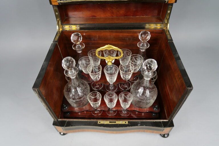 Cave à liqueur en bois de placage à décor de filets marquetés - Epoque Napoléon…