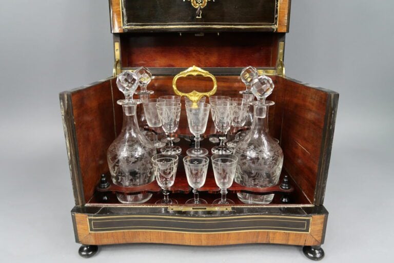 Cave à liqueur en bois de placage à décor de filets marquetés - Epoque Napoléon…