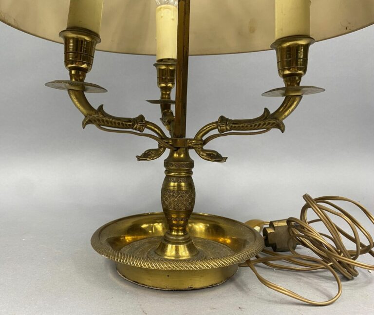 Lampe bouillote en bronze à trois lumières ornées de cols de cygne et motifs de…