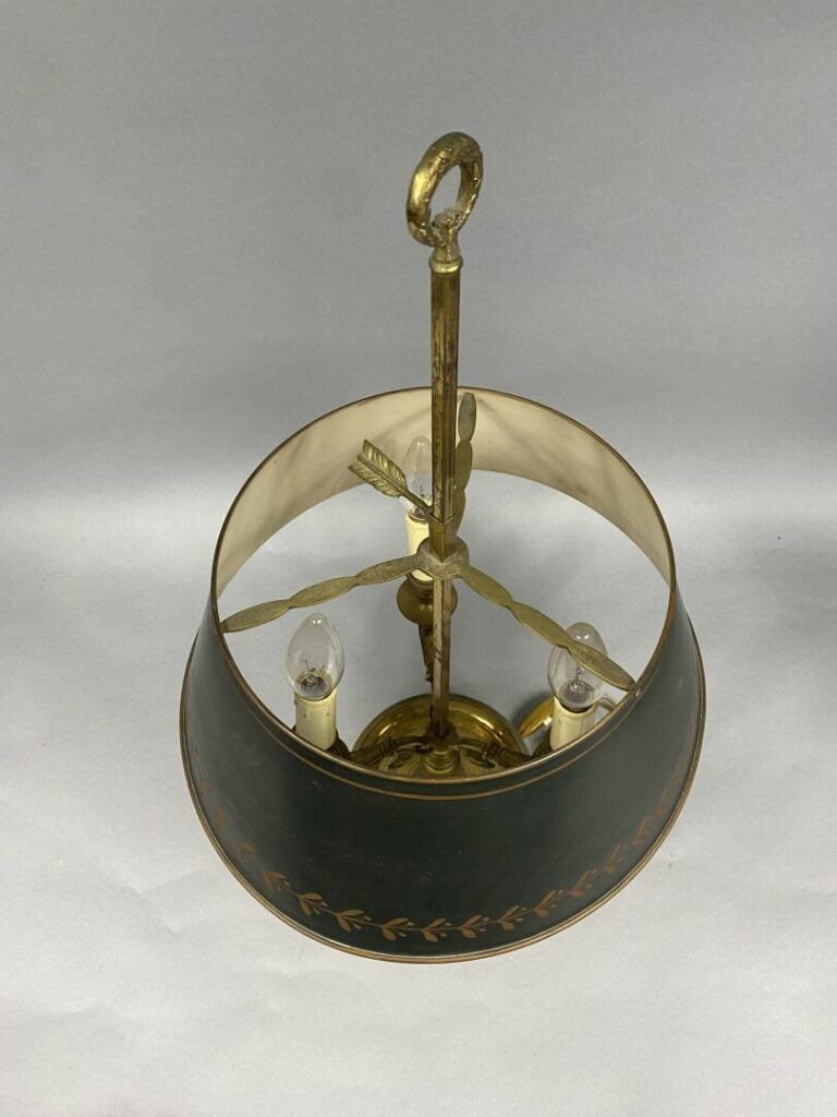 Lampe bouillote en bronze à trois lumières ornées de cols de cygne et motifs de…