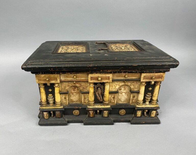 Coffret rectangulaire en bois noirci et composition à décor de colonnes dorique…