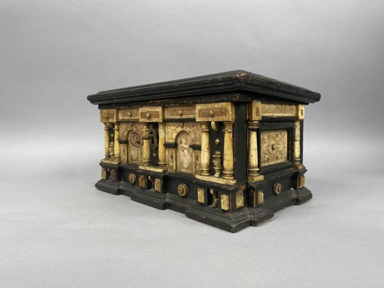 Coffret rectangulaire en bois noirci et composition à décor de colonnes dorique…