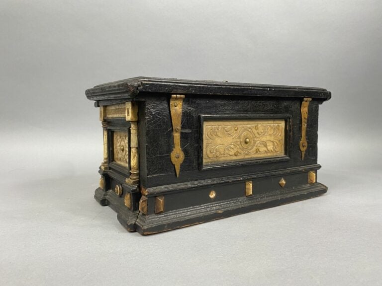 Coffret rectangulaire en bois noirci et composition à décor de colonnes dorique…