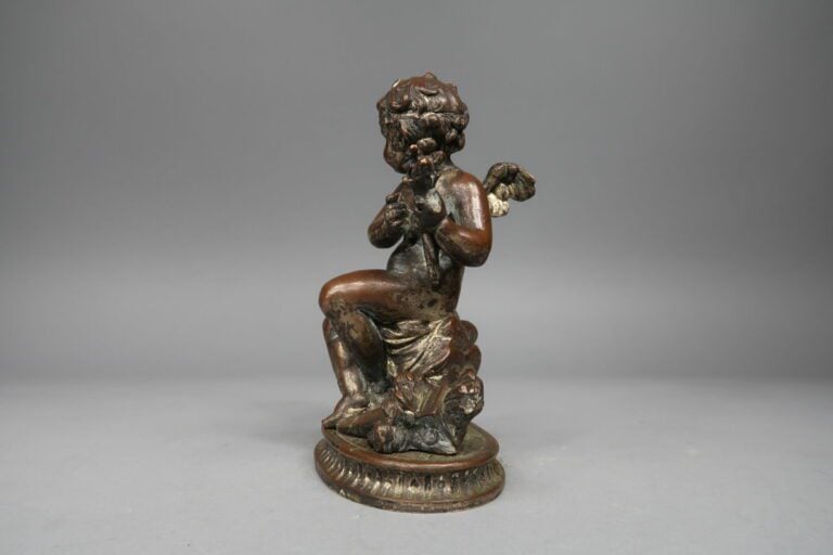 Sujet en bronze patiné représentant un putto à la torche sur une base ovale - H…