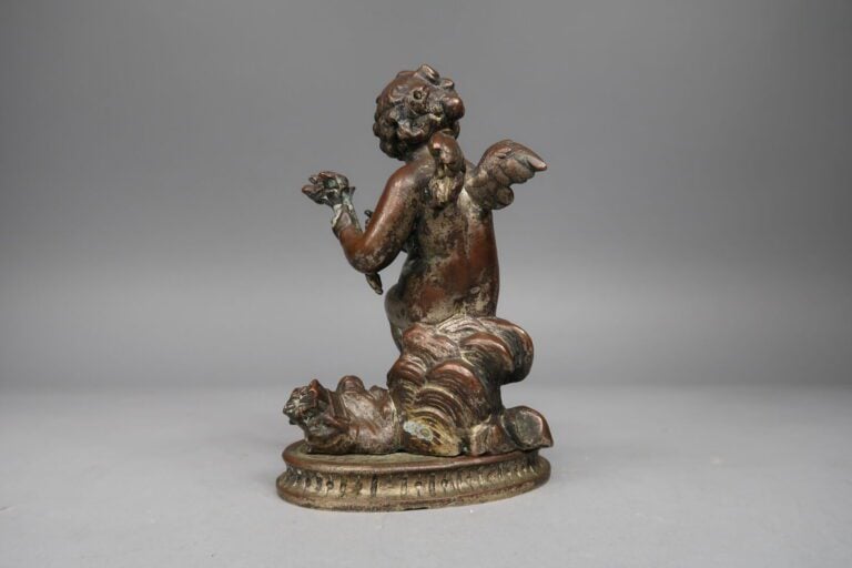 Sujet en bronze patiné représentant un putto à la torche sur une base ovale - H…