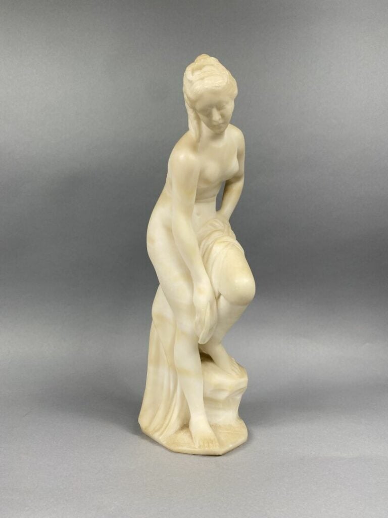 Sculpture en albâtre figurant une femme drapée à l'antique - H :