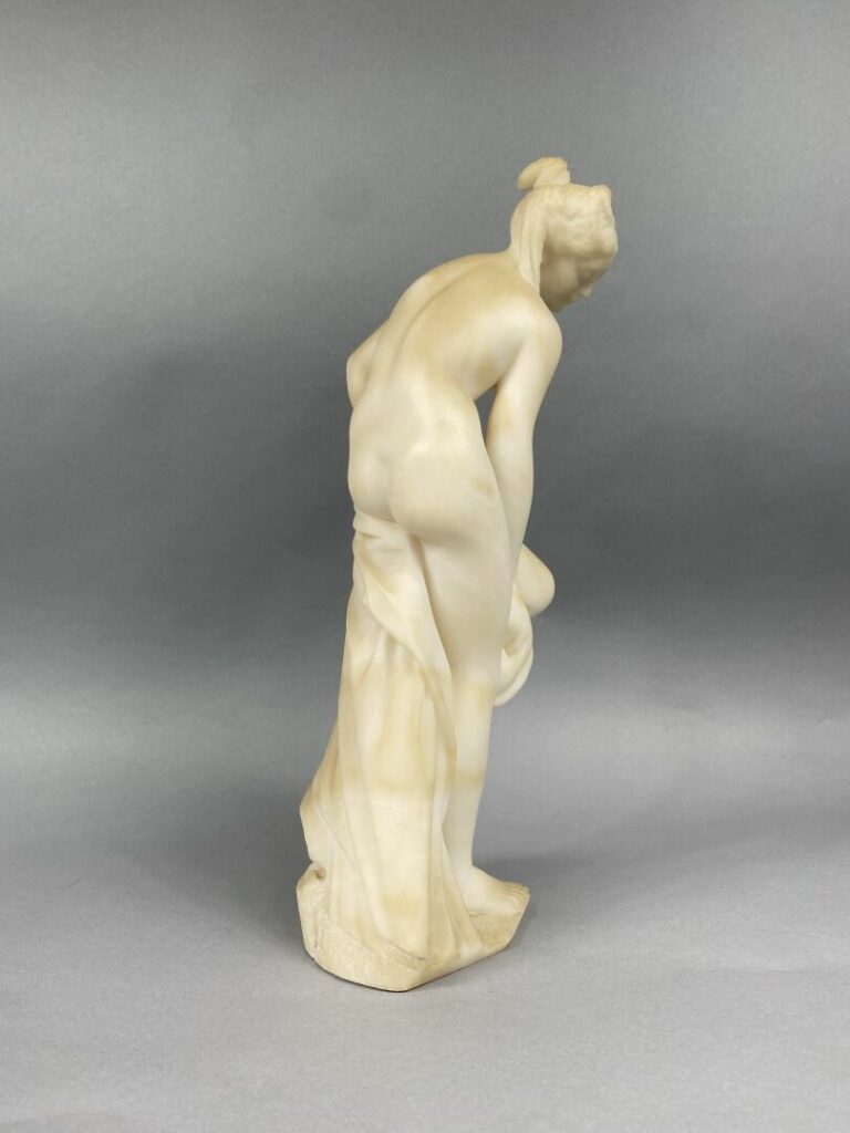 Sculpture en albâtre figurant une femme drapée à l'antique - H :
