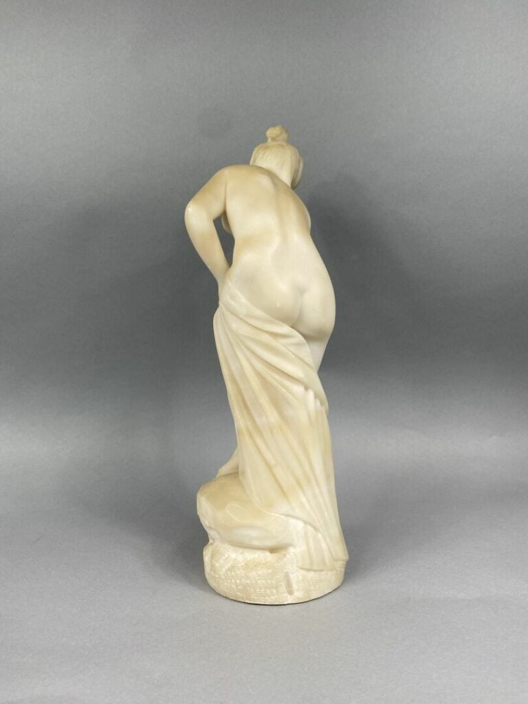 Sculpture en albâtre figurant une femme drapée à l'antique - H :