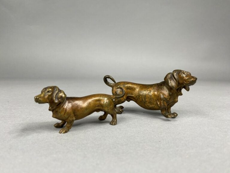 Deux sujets en bronze patiné représentant un teckel - (le plus grand) H : 4.5 c…