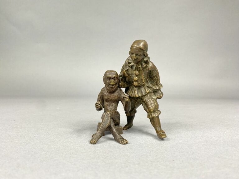 Sujet en bronze patiné représentant un singe assis - H : 6.5 cm - On joint un a…