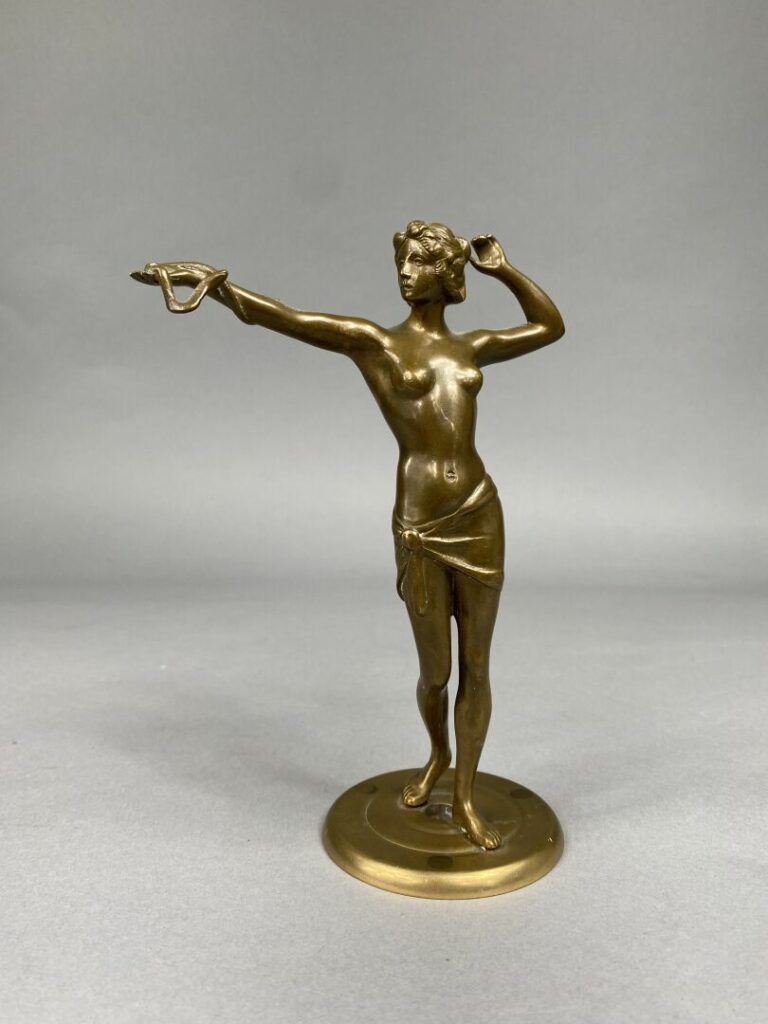 Sujet en bronze patiné représentant une femme drapée dans le goût de l'antique…