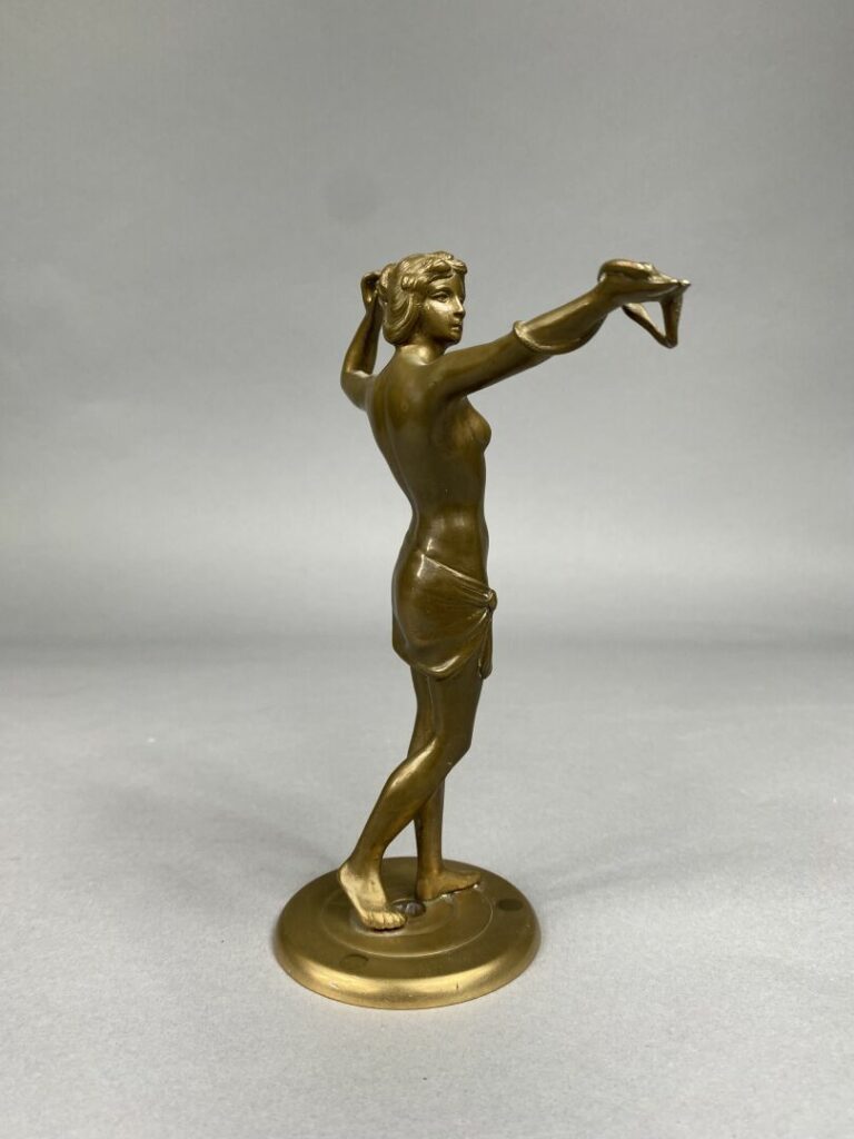 Sujet en bronze patiné représentant une femme drapée dans le goût de l'antique…
