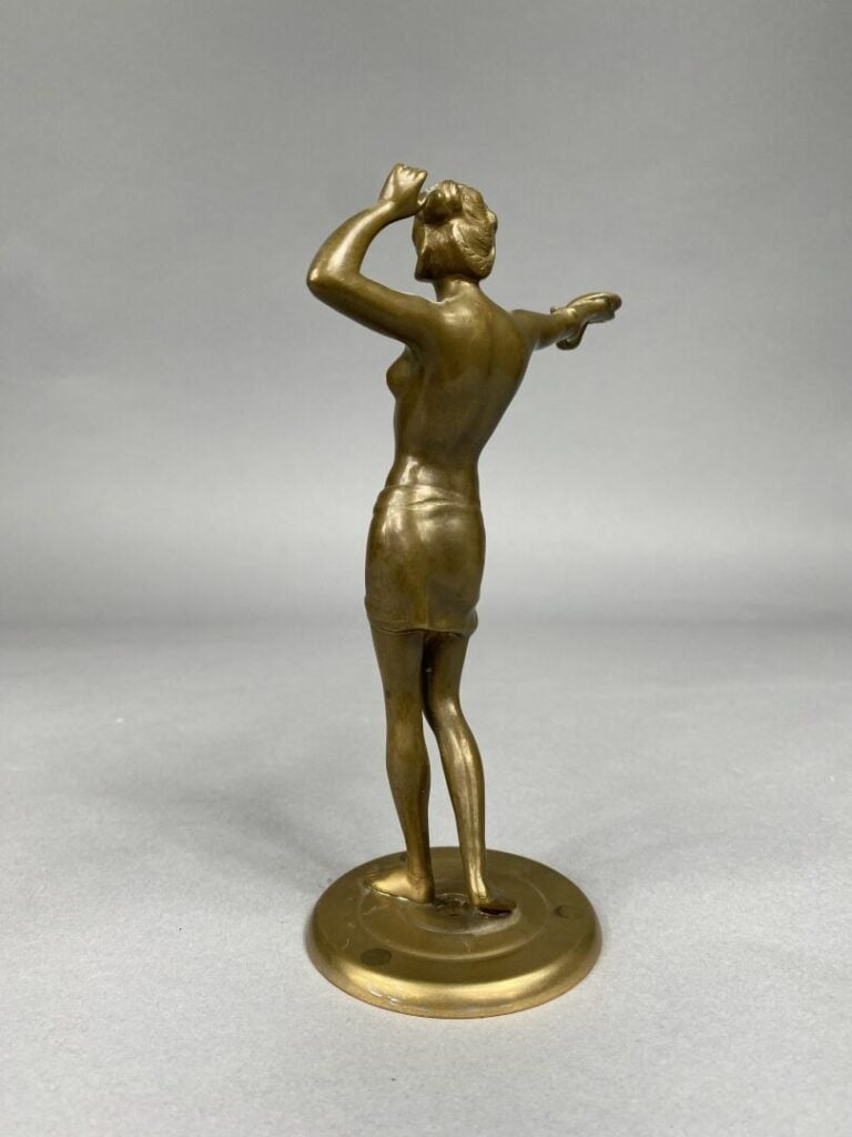 Sujet en bronze patiné représentant une femme drapée dans le goût de l'antique…