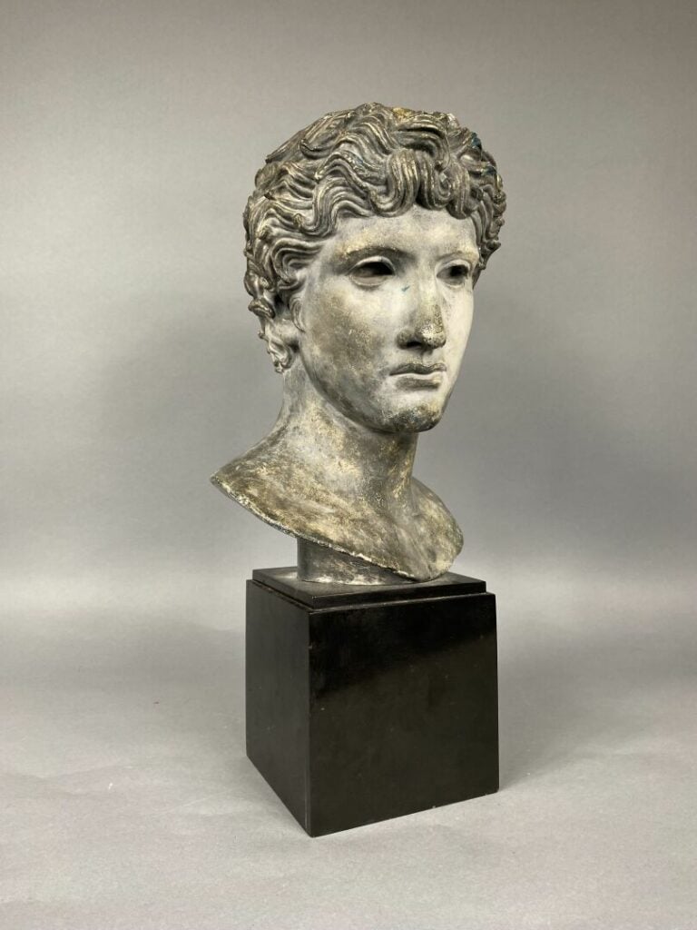 Tête d'homme à l'antique en plâtre patiné posant sur un socle à section carrée…