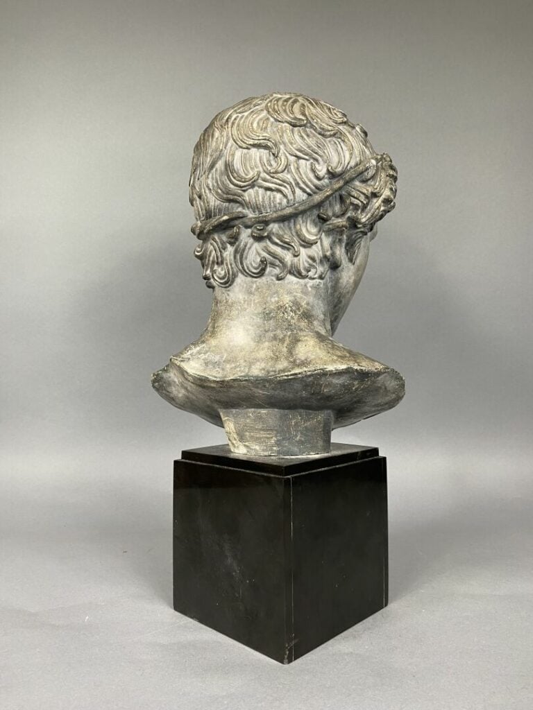 Tête d'homme à l'antique en plâtre patiné posant sur un socle à section carrée…