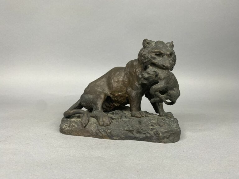 Epreuve en bronze à patine nuancée figurant une lionne tenant son lionceau - 14…