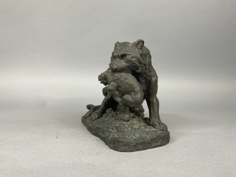 Epreuve en bronze à patine nuancée figurant une lionne tenant son lionceau - 14…