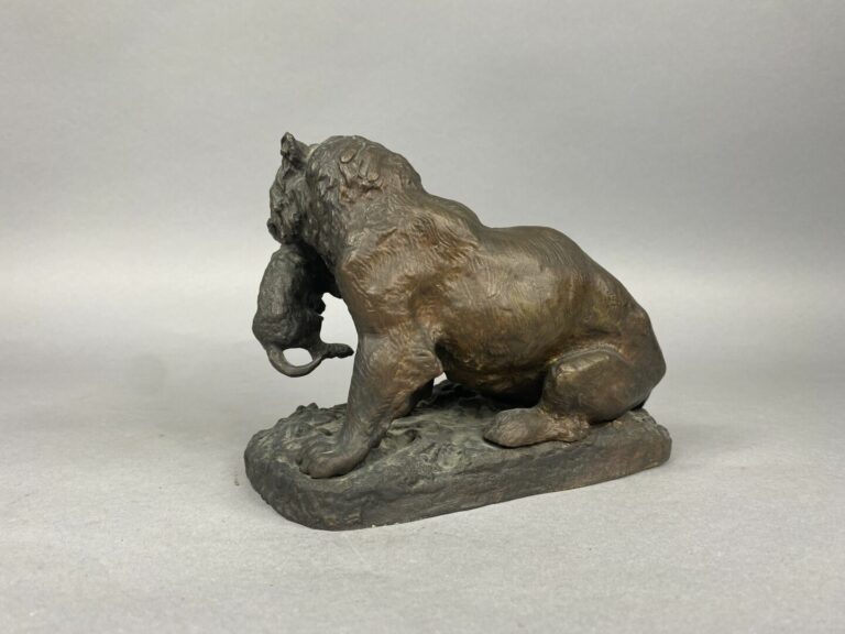Epreuve en bronze à patine nuancée figurant une lionne tenant son lionceau - 14…