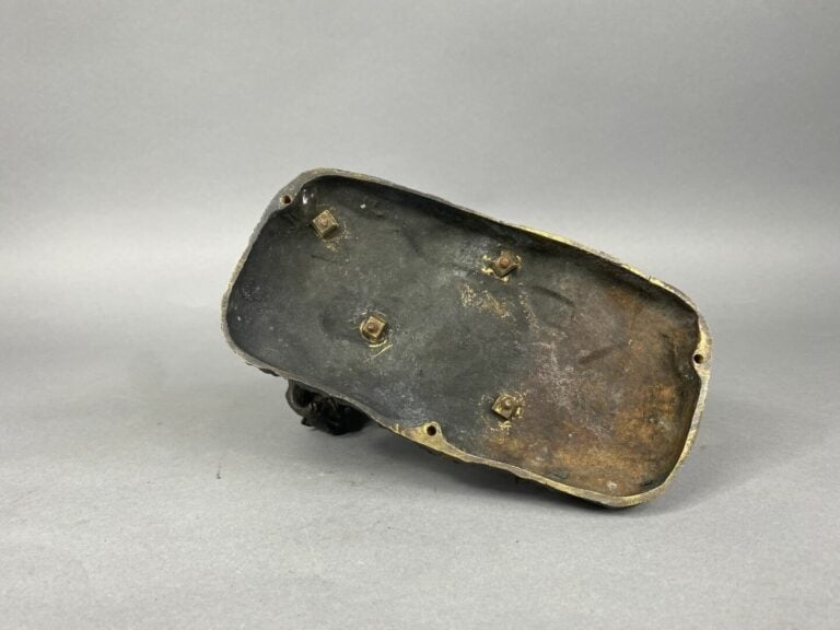 Epreuve en bronze à patine nuancée figurant une lionne tenant son lionceau - 14…