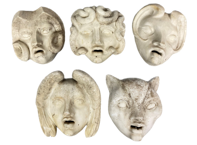 Ensemble de cinq masques d'expression en plâtre sculpté - (petits accidents et…