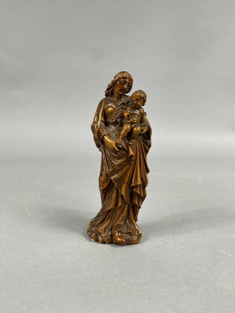 Vierge à l'enfant en buis sculpté, dos ébauché. Debout, tenant l'Enfant sur son…