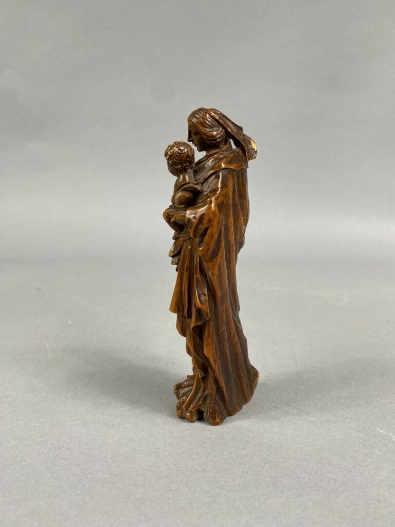 Vierge à l'enfant en buis sculpté, dos ébauché. Debout, tenant l'Enfant sur son…