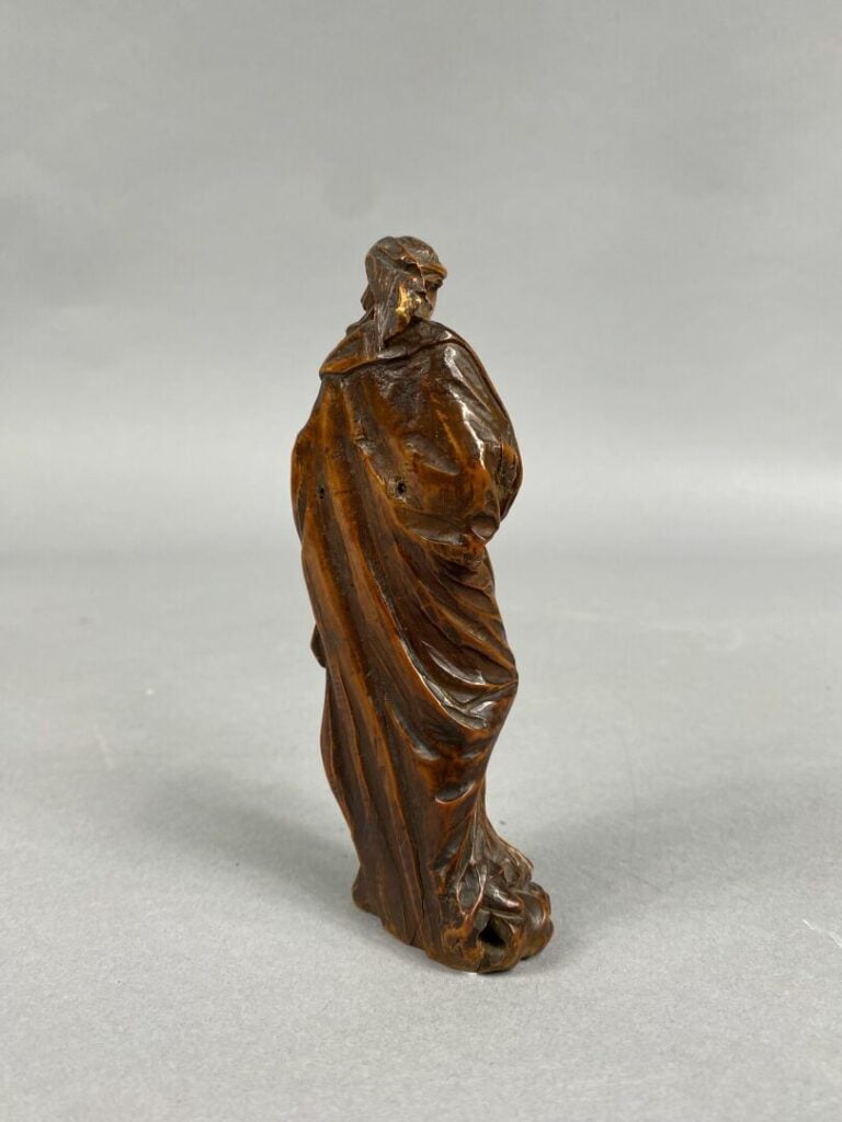 Vierge à l'enfant en buis sculpté, dos ébauché. Debout, tenant l'Enfant sur son…