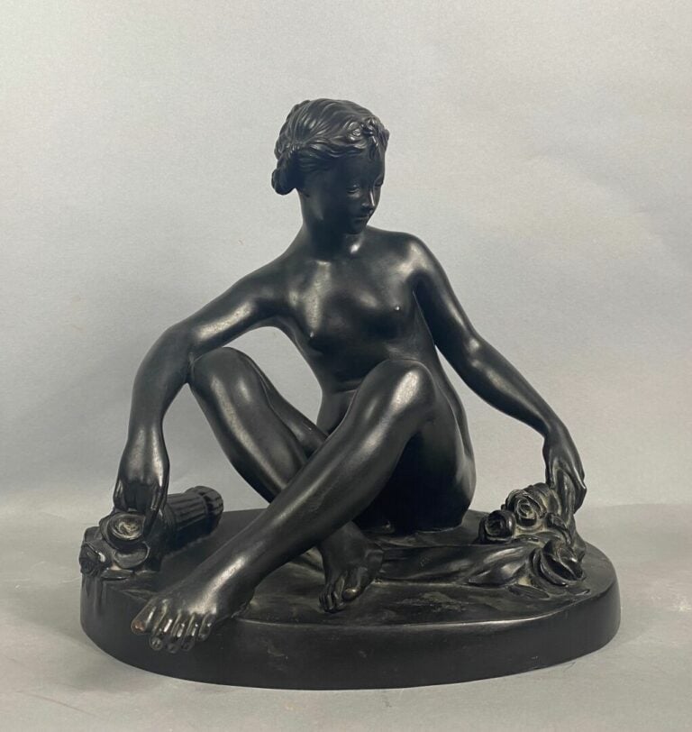 Ecole du XXe siècle - Femme nue assise tenant une corne d'abondance - Epreuve e…