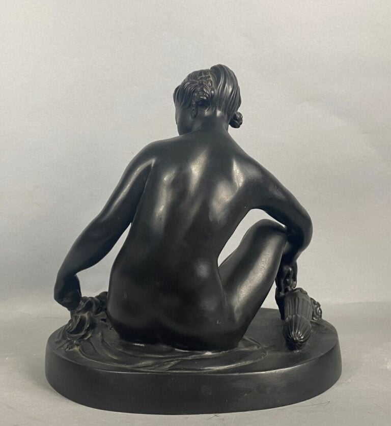 Ecole du XXe siècle - Femme nue assise tenant une corne d'abondance - Epreuve e…
