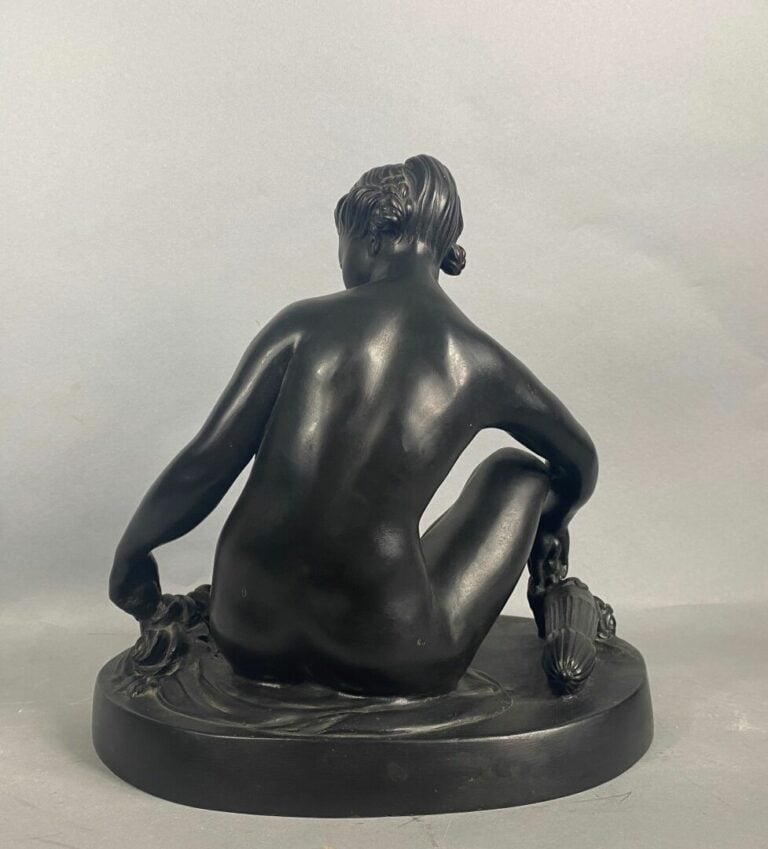 Ecole du XXe siècle - Femme nue assise tenant une corne d'abondance - Epreuve e…