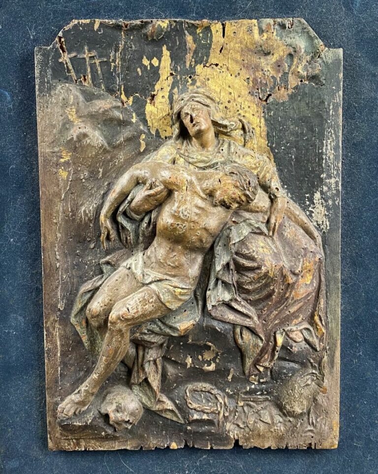 Panneau en bois sculpté en fort-relief, polychromé et doré représentant la Vier…