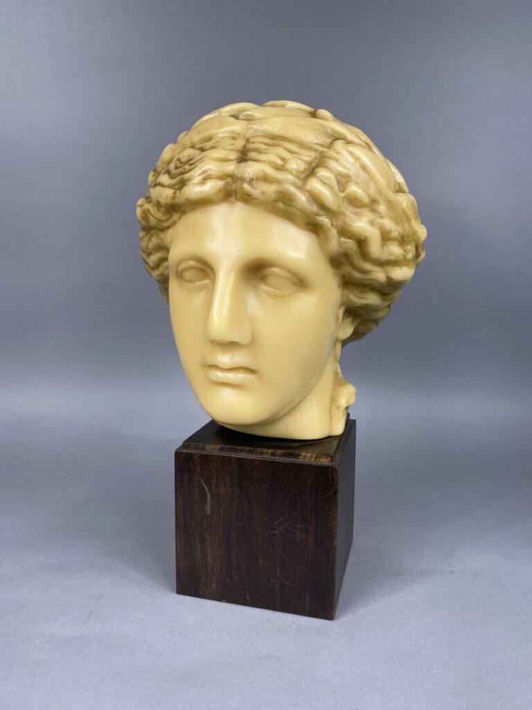 Reproduction d'une tête de Vénus romaine en cire, sur socle en bois - H : 35 cm…