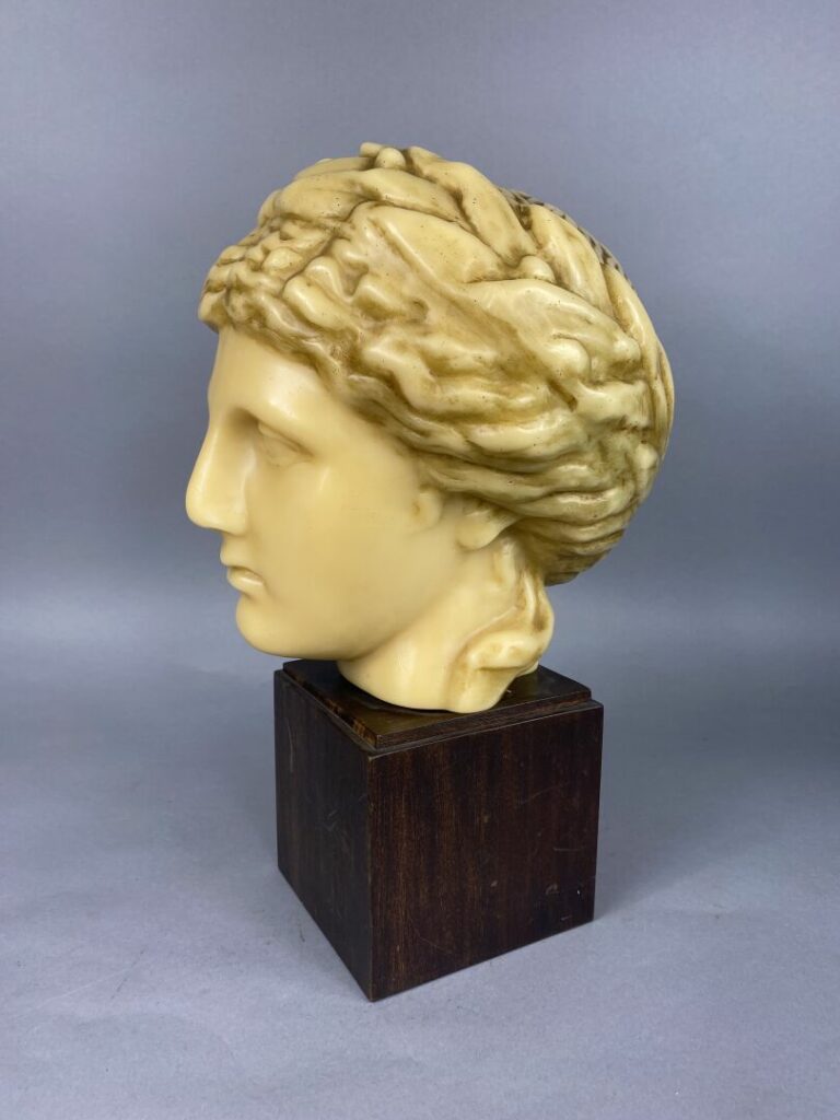 Reproduction d'une tête de Vénus romaine en cire, sur socle en bois - H : 35 cm…