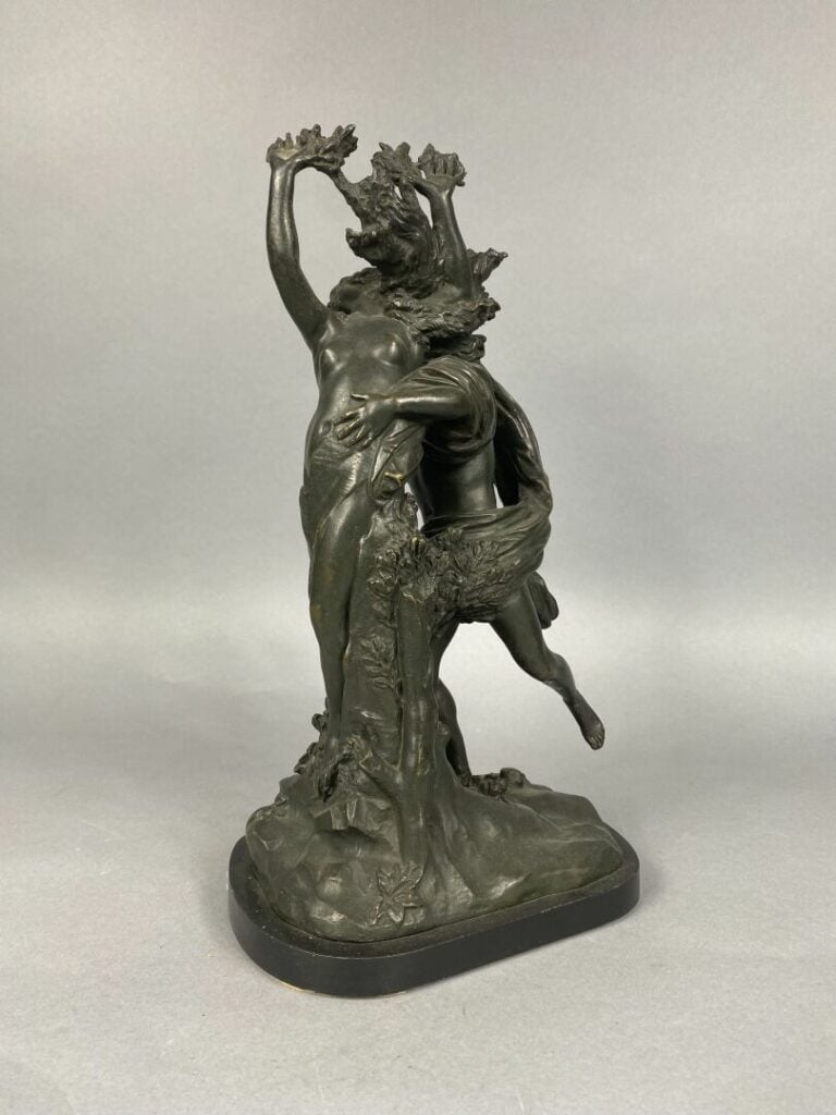 Epreuve en bronze à patine verte figurant Apollon poursuivant Daphné - 31 x 16.…