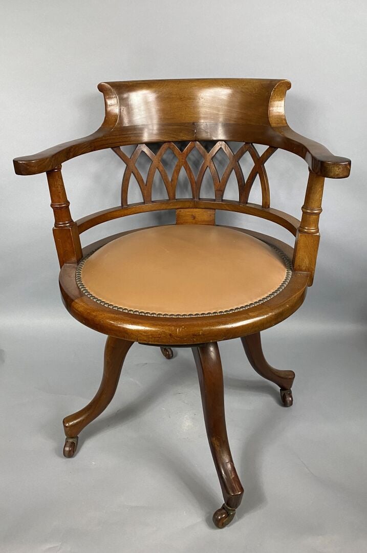 Fauteuil de bureau pivotant en acajou à dossier enveloppant à décor ajouré d'ar…