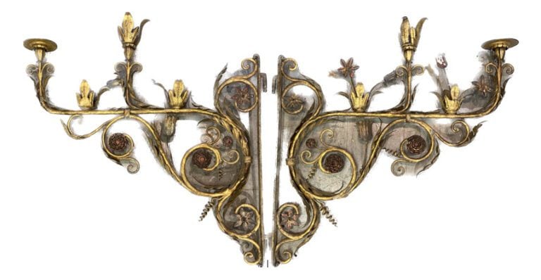Paire d'appliques torches en fer forgé doré à décor d'enroulements - Fin du XVI…