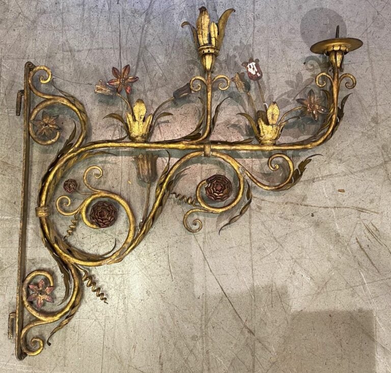 Paire d'appliques torches en fer forgé doré à décor d'enroulements - Fin du XVI…