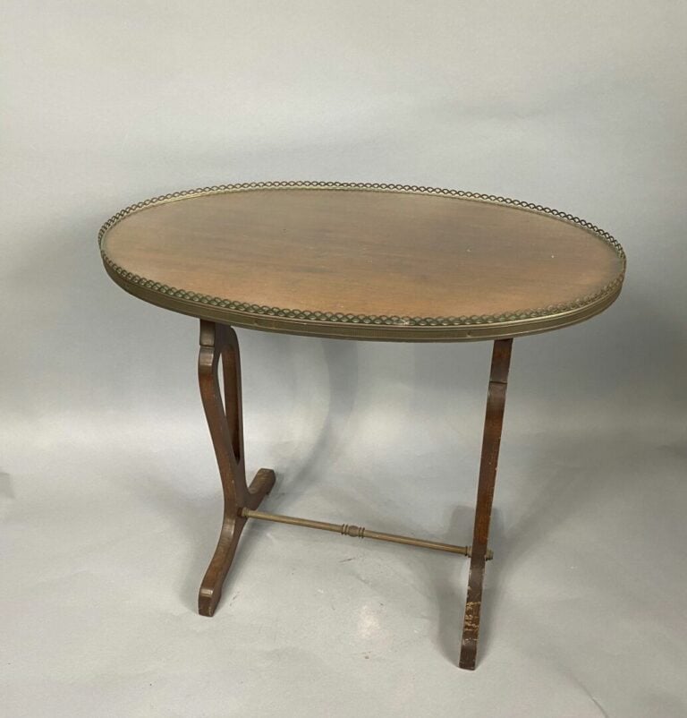 Table de salon en bois de placage ouvrant à un tiroir en ceinture, le plateau à…