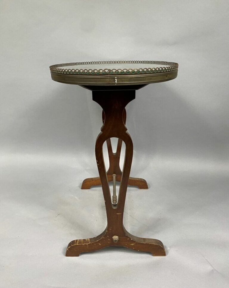 Table de salon en bois de placage ouvrant à un tiroir en ceinture, le plateau à…