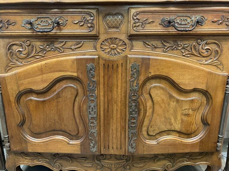 Buffet bas en noyer mouluré et sculpté ouvrant à deux portes surmontées de tiro…