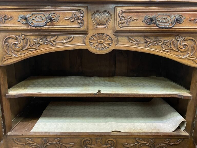 Buffet bas en noyer mouluré et sculpté ouvrant à deux portes surmontées de tiro…