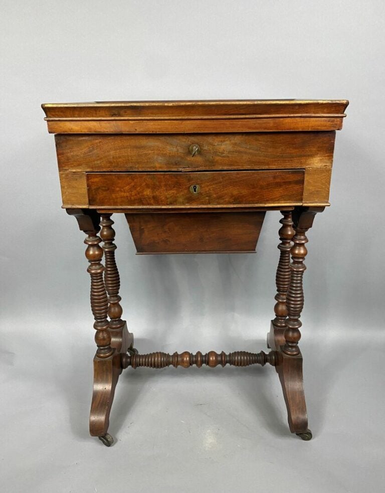 Table travailleuse en acajou et placage d'acajou ouvrant à un tiroir en ceintur…