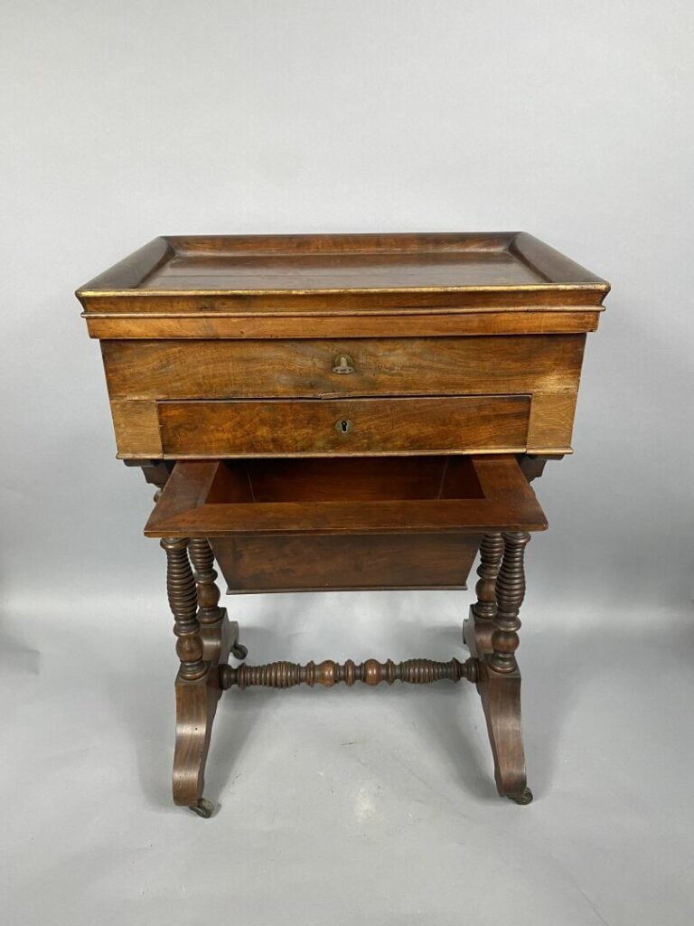 Table travailleuse en acajou et placage d'acajou ouvrant à un tiroir en ceintur…