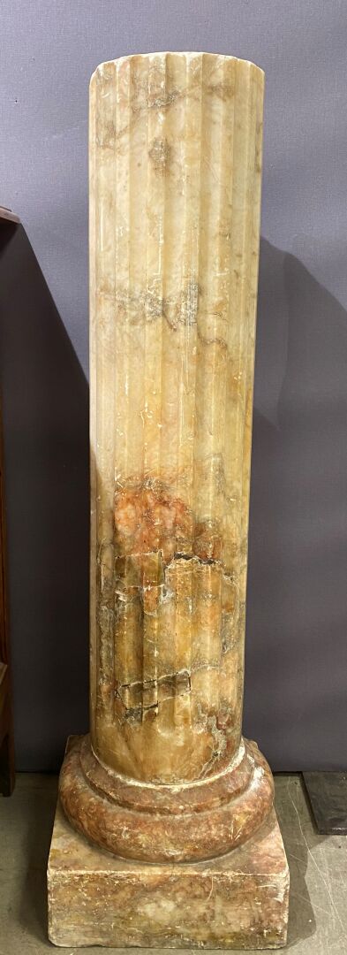 Colonne cannelée tronquée formant sellette en marbre veiné - H : 103 cm